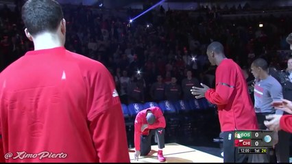 Dwyane Wade met un genou à terre durant la présentation des équipes