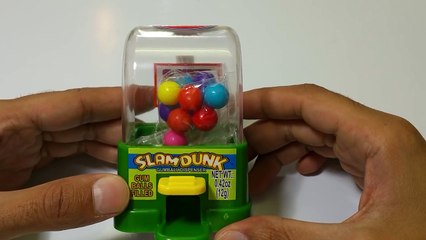 Video herunterladen: Former Professional BasketBall Player Now Shooting The Slam Dunk Bubble Gum - Lets Learn the Colors