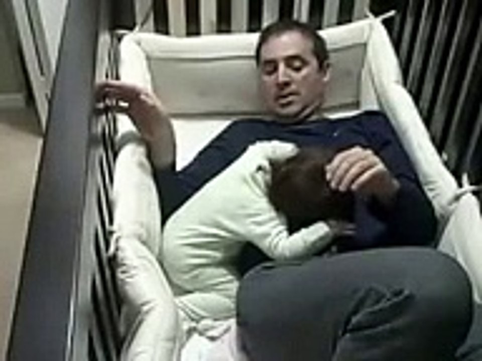 باپ بچی کو سُلا کر بھاگنا چاہتا ہے مگر بچی کیا کرتی ہے مزاحیہ ویڈیو