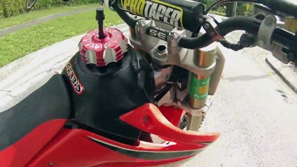 Ce motard s'éclate en tentant une roue avec sa motocross... Accident en POV