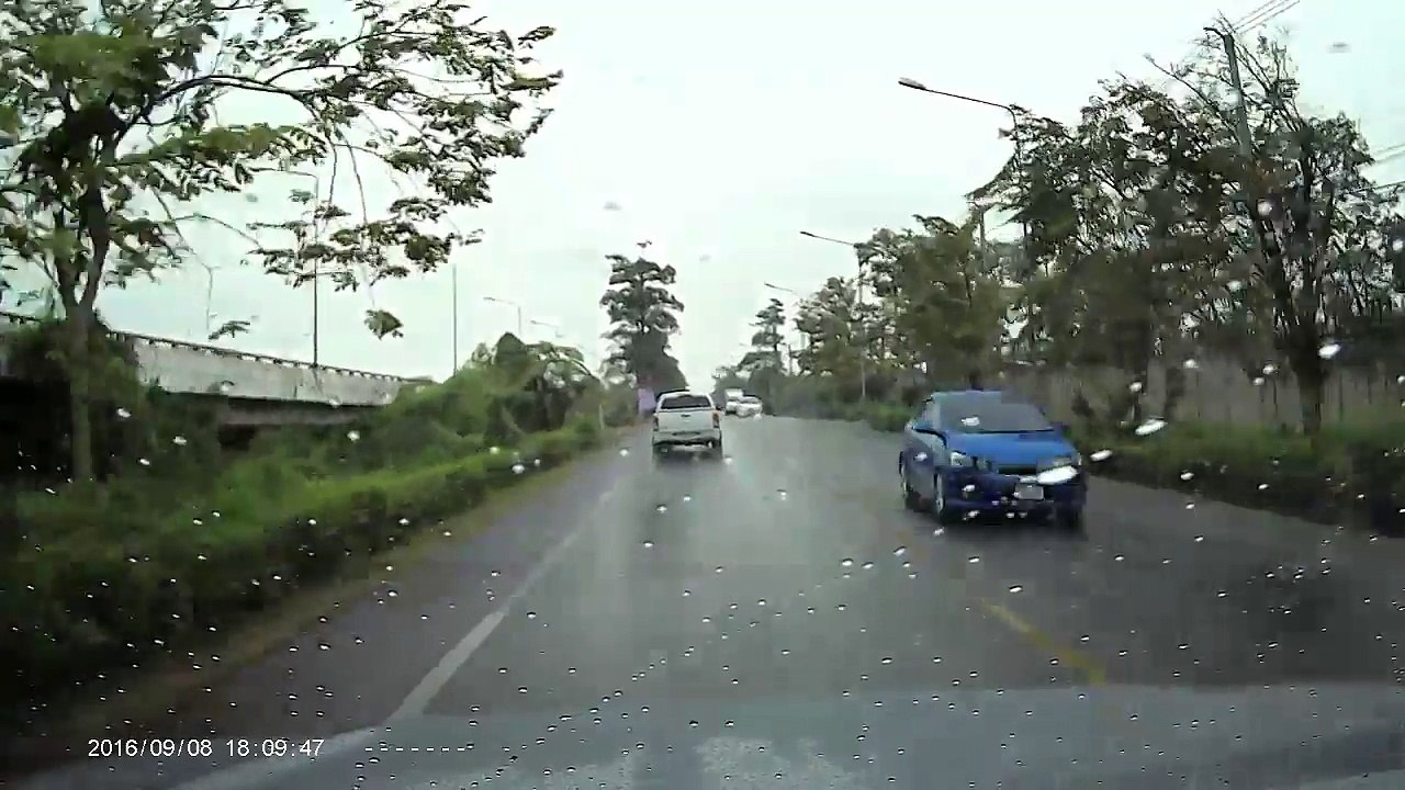 Ce pick up part dans le décor à cause du verglas. Accident impressionnant