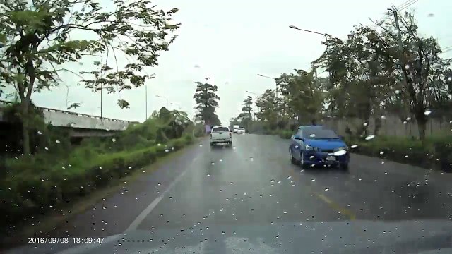 Ce pick up part dans le décor à cause du verglas. Accident impressionnant
