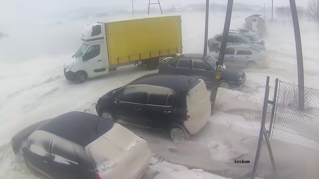 Grosse galère pour ce camion sur une route enneigée...