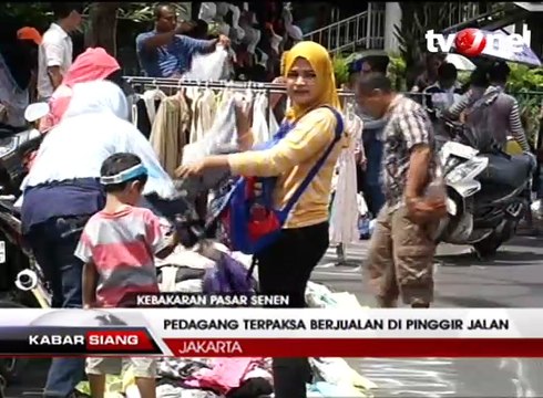 Korban Kebakaran Pasar Senen Berjualan di Bahu Jalan