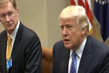 Descargar video: Trump ordena retirada de Estados Unidos del TPP