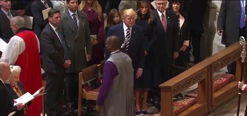 Donald Trump y un religioso negro no se saludan