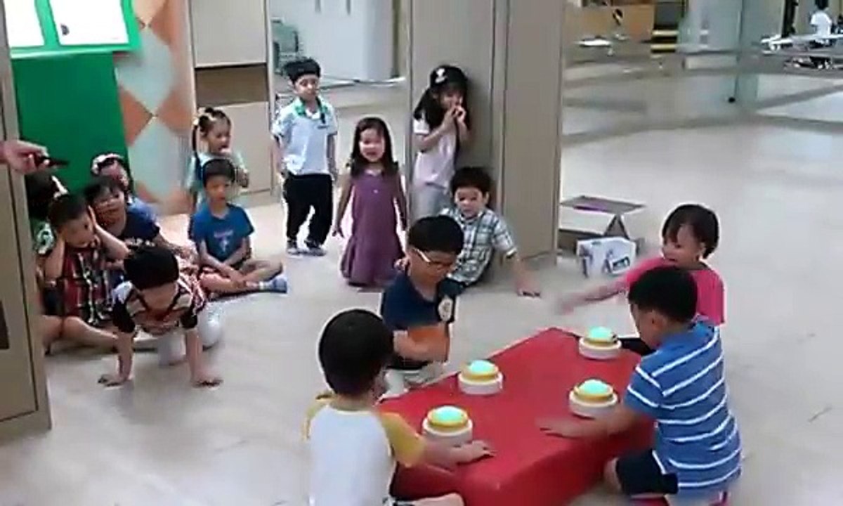 Korean kids use ENJOY Wireless buzzers