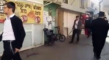 La technique pour consulter son smartphone sans se prendre de poteaux