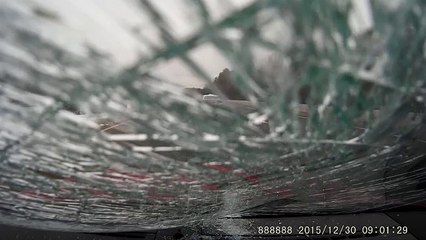 Cette plaque de glace projetée sur le pare-brise aurait pu le tuer