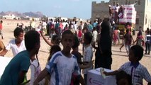الهلال الأحمر الاماراتي يقدم مساعدات انسانية للنازحين اليمنيين