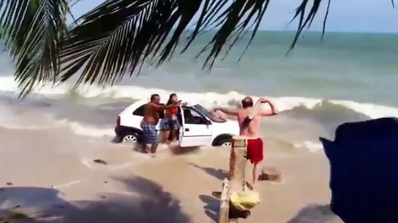 Un père furieux explose son pare-brise et bloque la voiture sur la plage