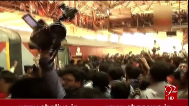 One killed during Shah Rukh Khan's Raees promotion 24-01-2017 - 92NewsHD