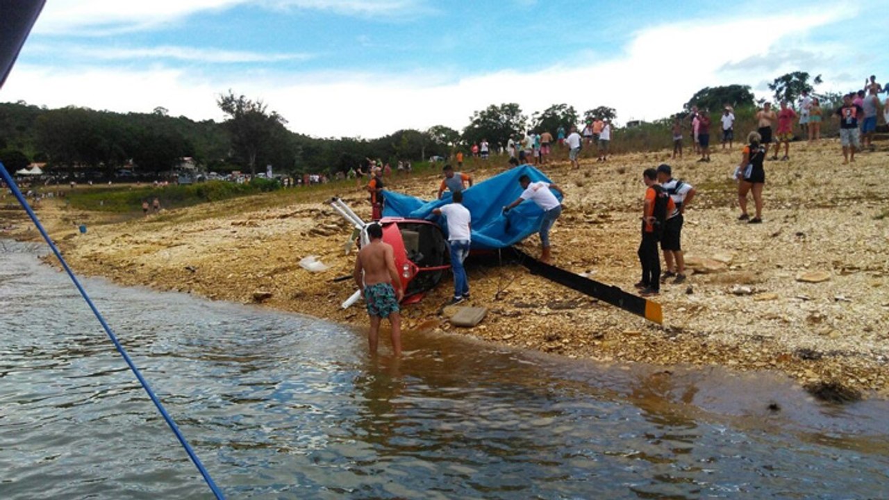 Un hélicoptère tombe dans un fleuve