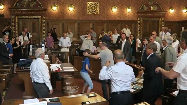 Un député drague une prof de fitness