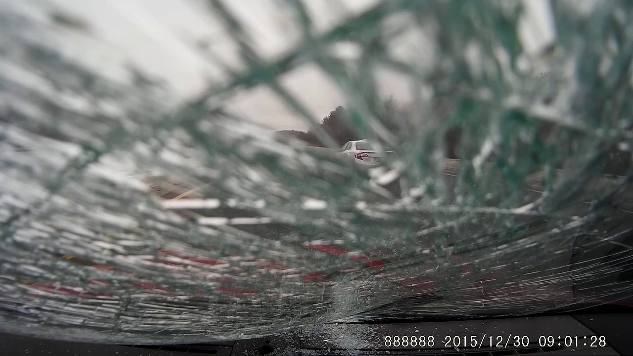 Cet homme aperçoit un bloc de glace dans les airs, puis il s'écrase avec fracas sur le pare-brise de sa voiture !