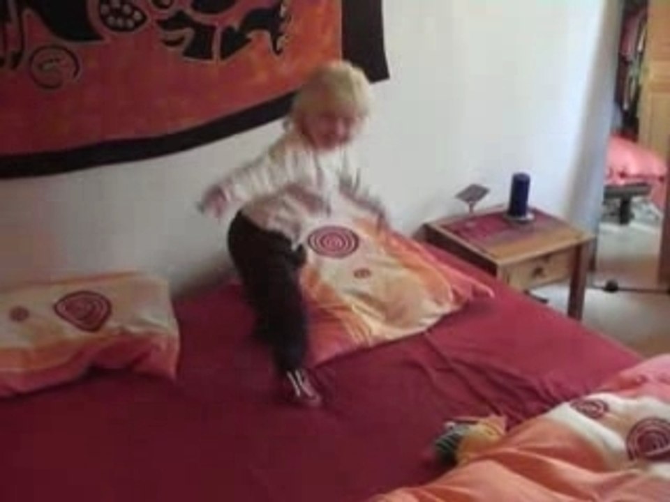 gym sur le lit de papa maman