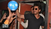 SRK, Sunny Leone Travel by TRAIN, create frenzy among fans