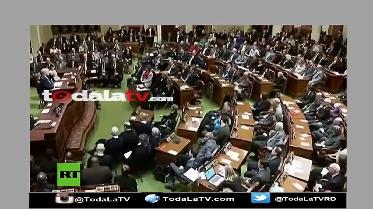 El gobernador de Minnesota se desmaya tras discurso 45 minutos-Video