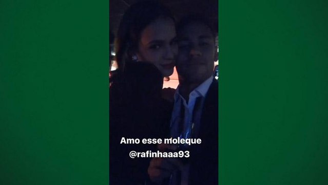 Com Rafinha 'segurando vela', Neymar beija Marquezine