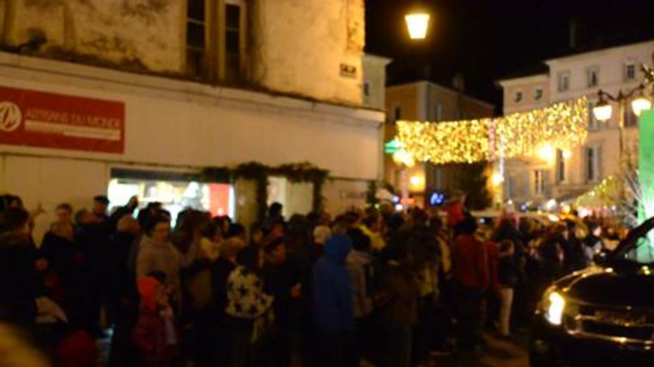 Le saint Nicolas applaudi et le père Fouettard...