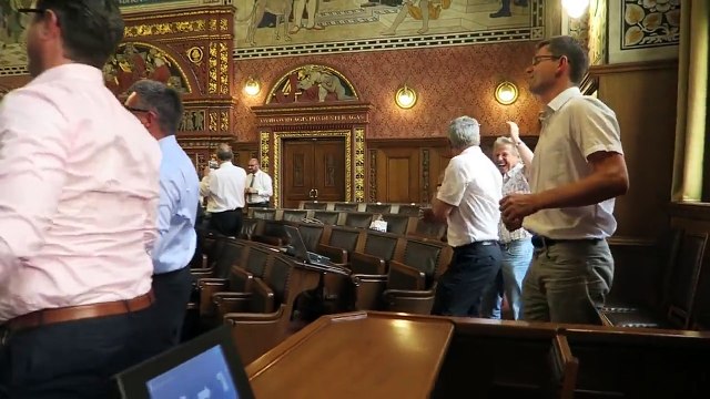 Un député drague lourdement une prof de fitness