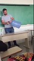 Un professeur fait une expérience de chimie !