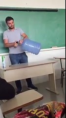 Un professeur fait une expérience de chimie !