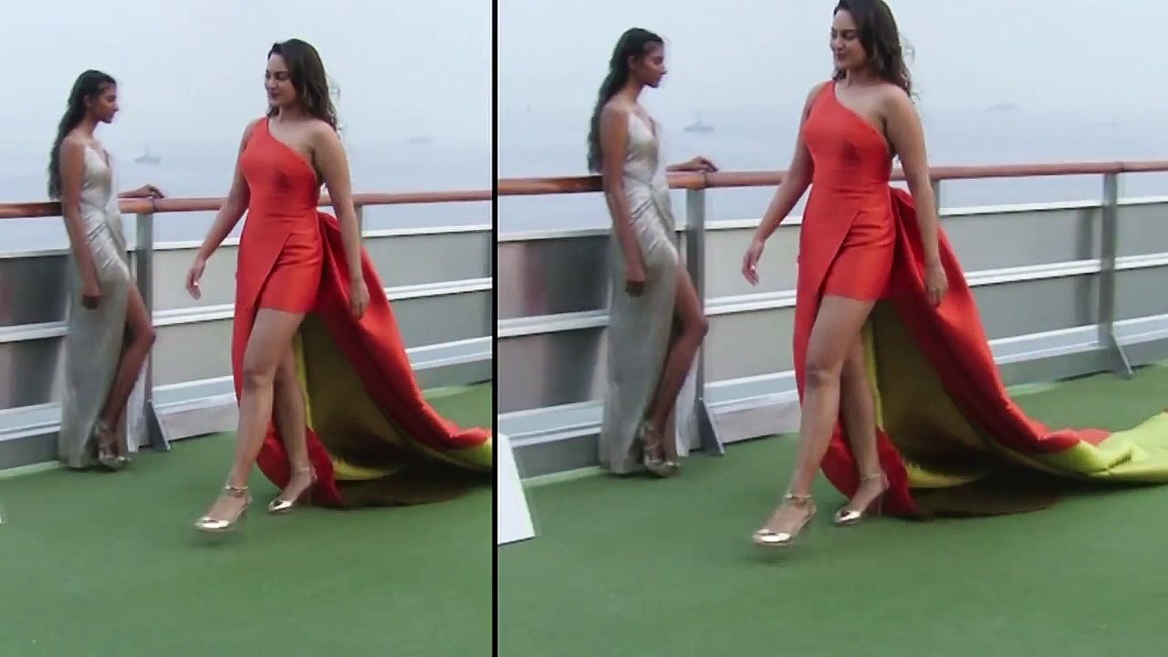 Sonakshi Sinha Hot Ramp Walk _ Showstopper _ Lakme Fashion Week 2017