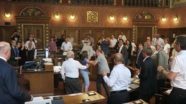 Un ancien député suisse un peu lourd avec une prof de fitness
