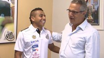 Vladimir Hernández assina com o Santos e se apresenta à torcida