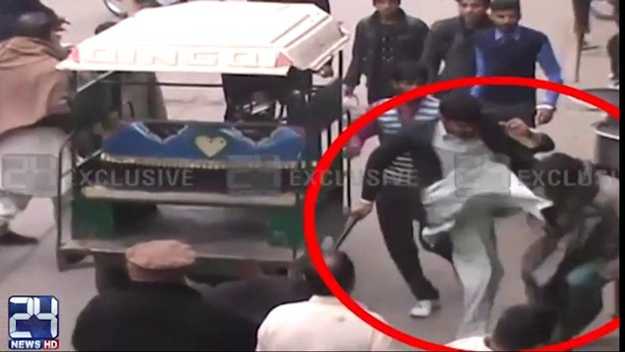 Police Officers Torture Rickshaw Driver In Gujranwala