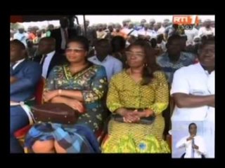 Tải video: RTI-La première dame Madame Dominique Ouattara offre des dons aux populations de Prikro