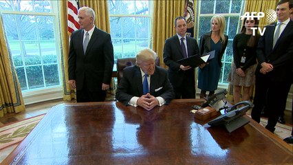 Trump revive polémicos oleoductos, promete empleos automotrices