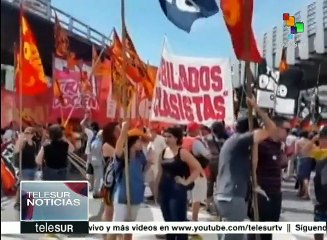 Télécharger la video: Argentinos se solidarizan con empleados de Artes Gráficas despedidos