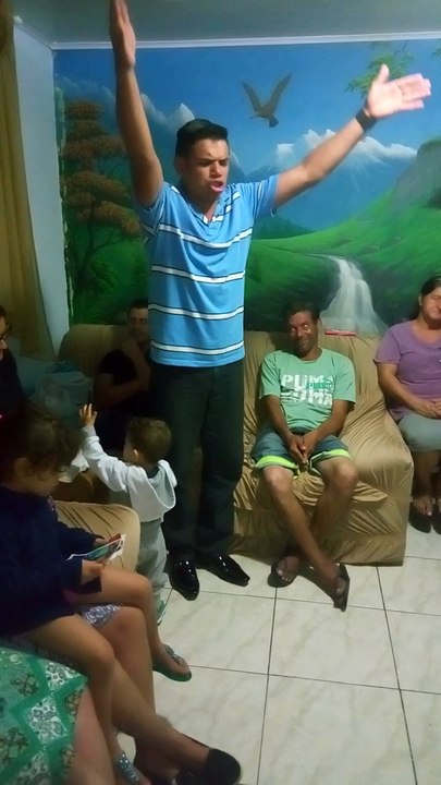 JUNIOR VOZ DE TROVAO LOUVANDO E ENTREGANDO PROFECIA NO CULTO DE QUINTA FEIRA