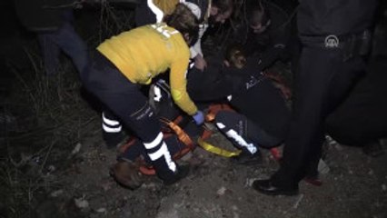 Otobüs Durağına Çarpan Otomobil Araziye Devrildi