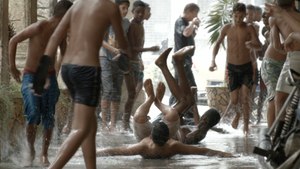 Sidewalk rain surfing, Cuban style