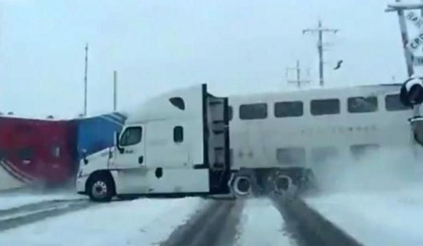 Korkunç kaza kamerada: Tren TIR'ı ikiye böldü
