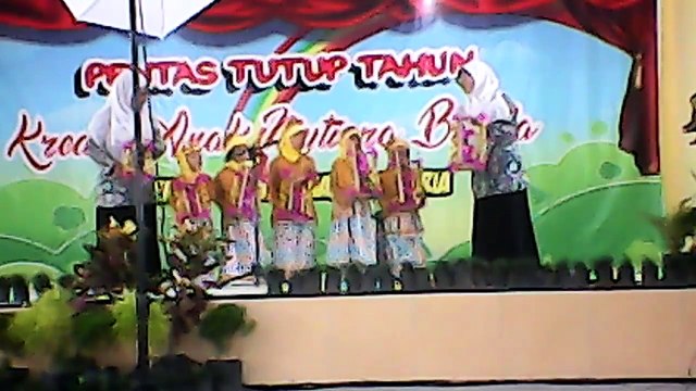 Main Angklung pentas seni anak