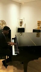 David Alaba nous montre ses talents de pianiste !
