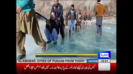 Indus River Freezes - Tourists Go Crazy - Dunya News