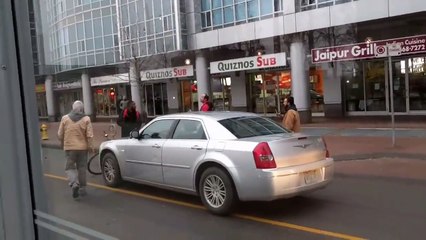 Ce cycliste est très en colère contre cet automobiliste... Violent