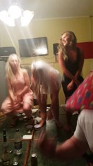Quand tu tentes un grand écart bourré sur une table... FAIL