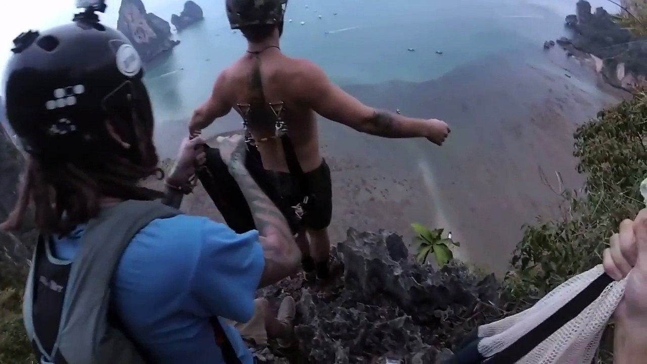 Il saute en parachute avec le parachute accroché à la peau de son dos... Ouahhhh