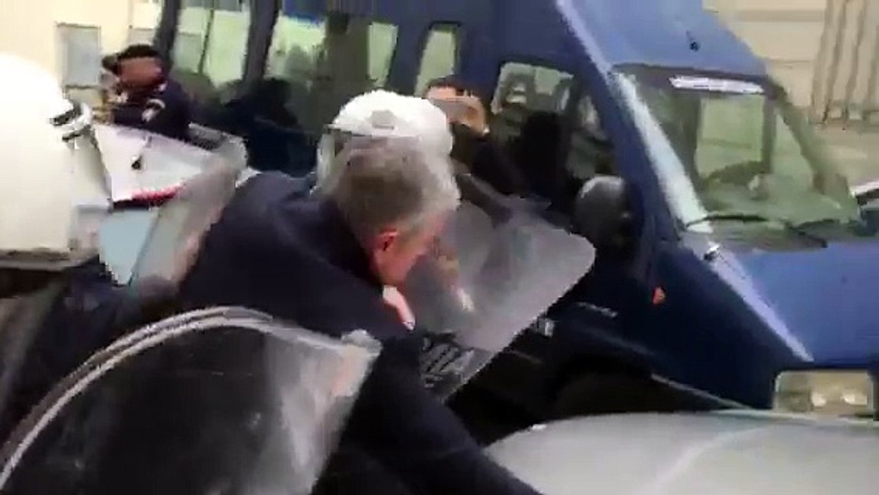 Εργαζόμενοι της ΠΟΕΔΗΝ επιχείρησαν να μπουν στο Μαξίμου