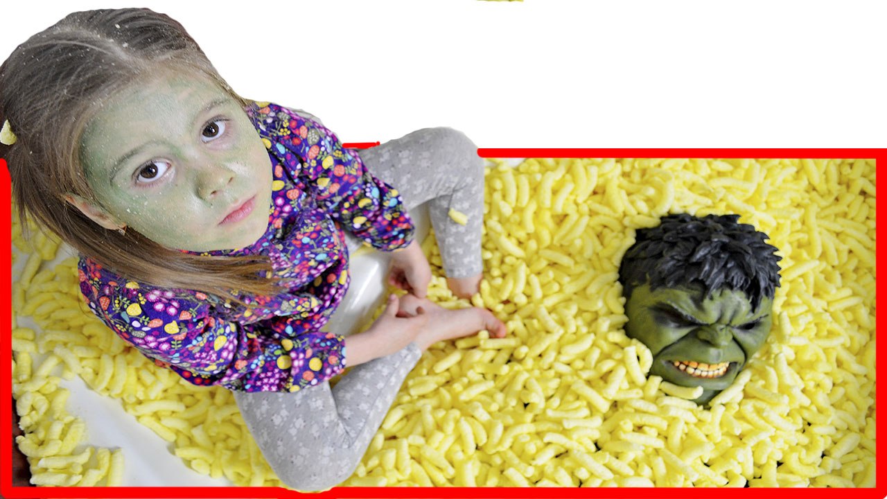 Bad Baby бэйби Халк и папа Халк в полной ванне кукурузных палочек