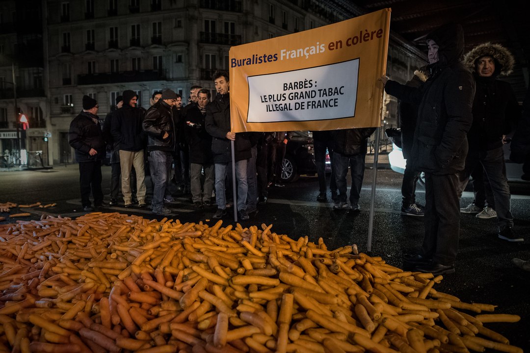 Deux tonnes de carottes déversées à Paris contre la contrebande de cigarettes