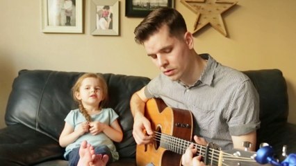 Un père et sa fille chantent "You've Got a Friend In Me"