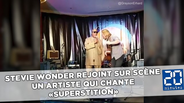 Stevie Wonder rejoint sur scène un artiste qui chante «Superstition»