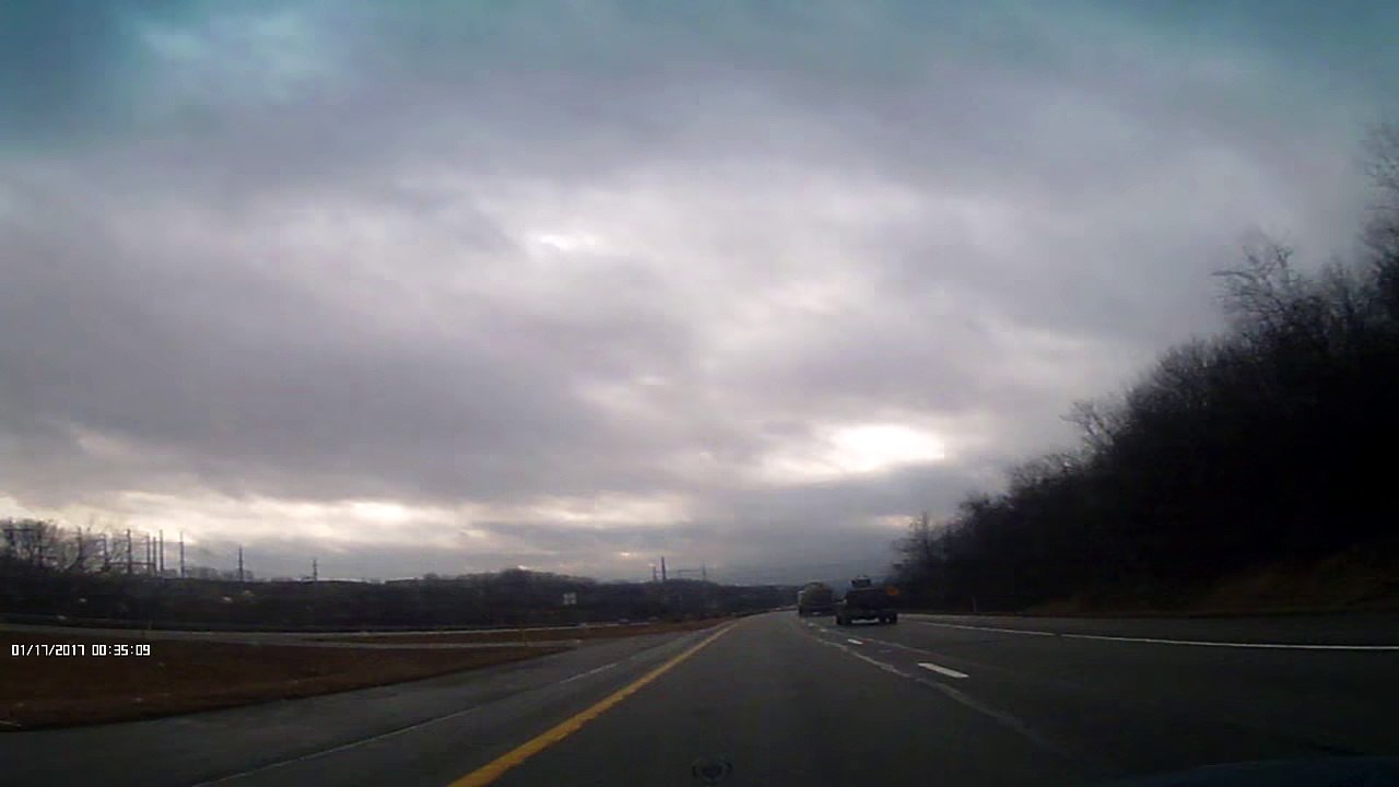 Une clé de camion brise le pare brise d'une voiture sur l'autoroute